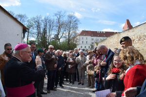 Bischof Freistetter beim abschließenden Segen mit den Gästen der Festlichkeiten