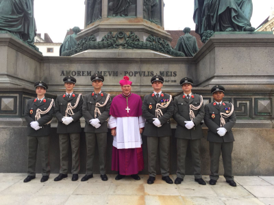 Militärbischof Werner Freistetter mit Gardisten nach der Prozession am Burgplatz