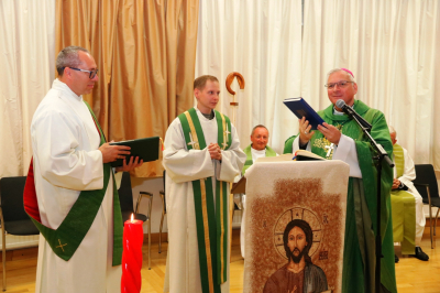 Bischof Freistetter übergibt symbolische Geschenke an den neuen Militärpfarrer